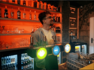 Barman Freeing Cafe Oise