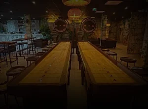 table de shuffleboard freeing cafe